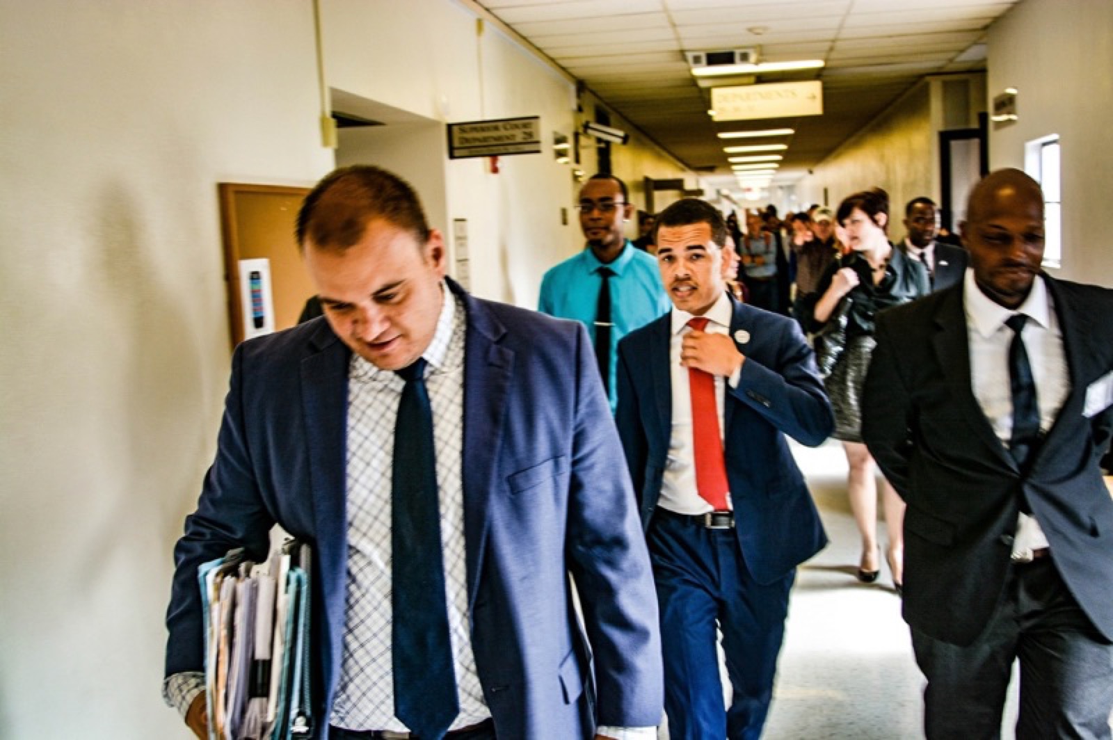 Criminal defense attorney Marc Kohnen walking through the San Diego courthouse after a not-guilty verdict